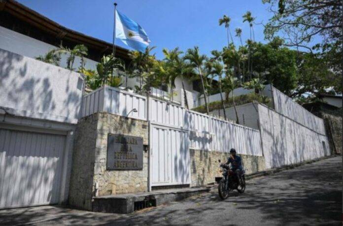 Policías «pretenden tomar» residencia de Embajada argentina en Caracas, denuncia opositor