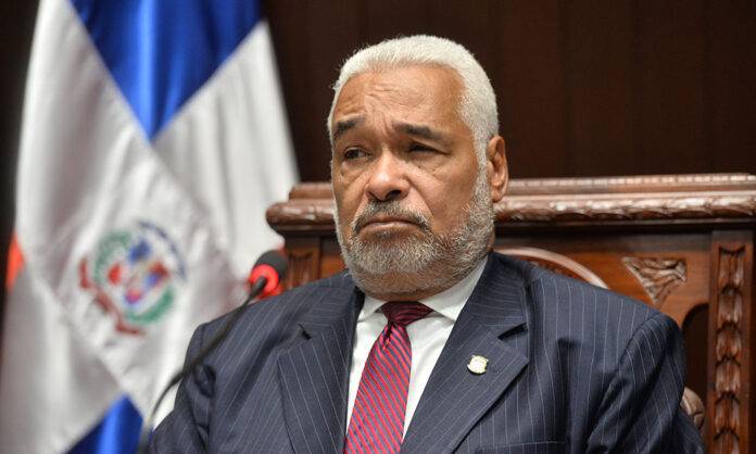 Camacho considera «ilegal» el otorgamiento de USD$500 a estudiantes para su inscripción en colegios