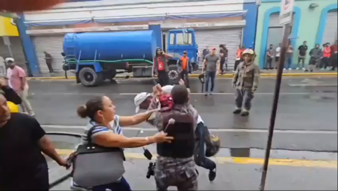 Policia agrede a periodistas en Santiago durante cobertura de incendio