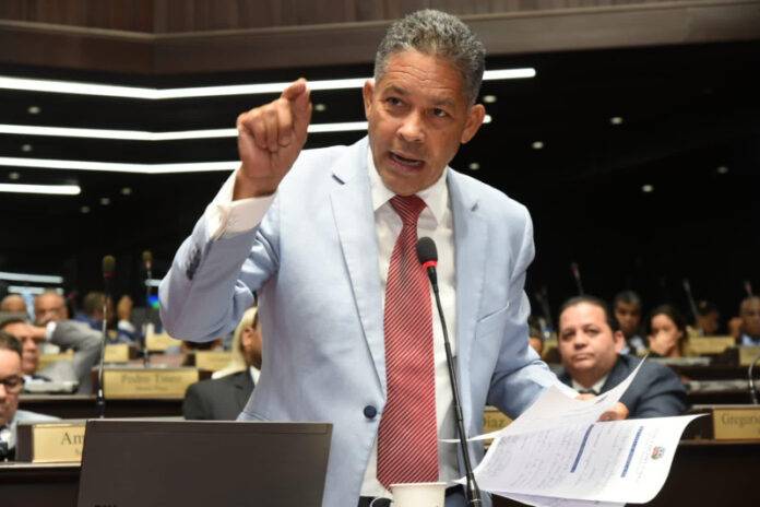 PRM decide no sancionar a Eugenio Cedeño por sus comentarios sobre sexo no consensuado