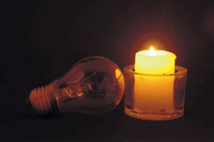 Residentes de San Cristóbal se quejan de largos apagones nocturnos