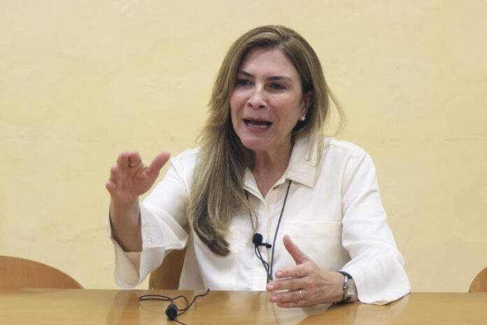 Carolina Mejía denuncia uso fraudulento de su imagen en publicidad digital pagada