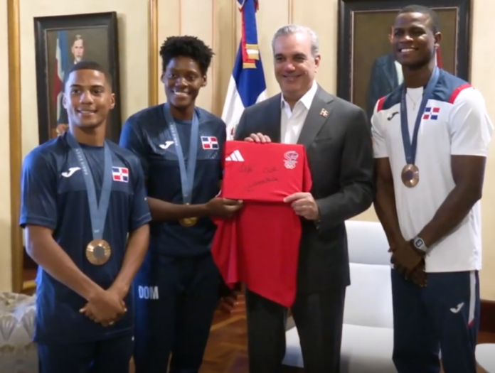 Presidente Abinader recibe a los medallistas olímpicos Marileidy Paulino, Yunior Alcántara y Cristian Pinales en el Palacio Nacional