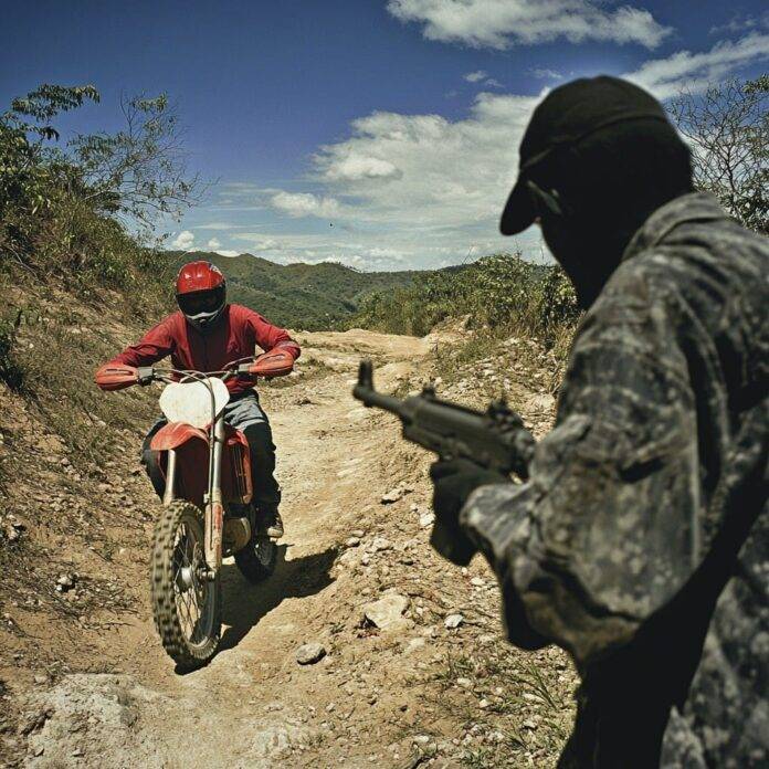 Delincuentes secuestran y atracan a más de 20 personas en El Higüero