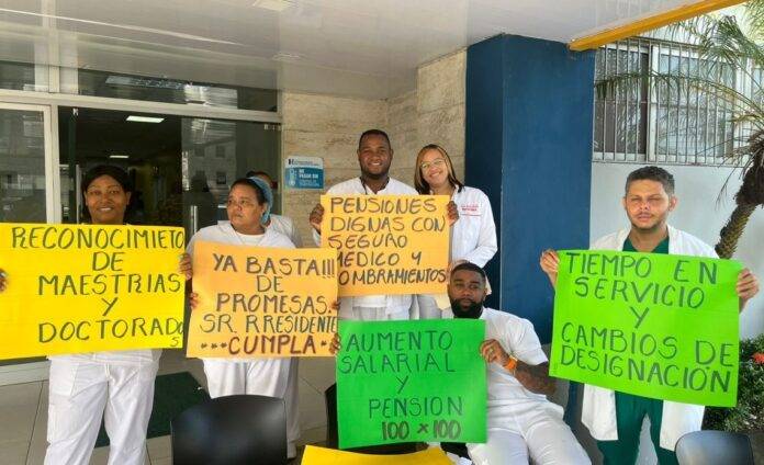 Gremios de enfermería realizan paro laboral en hospitales del Gran Santo Domingo exigiendo reajuste salarial