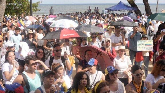 Venezolanos en Guibia exigen transparencia en elecciones presidenciales con apoyo de ministro dominicano