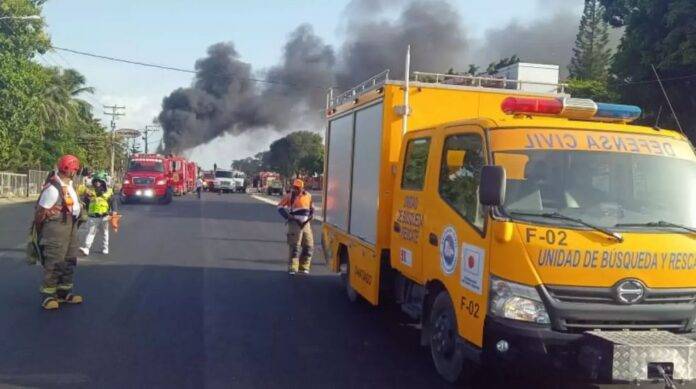 Explosión de camión tanquero provoca incendio y caos en la autopista Duarte