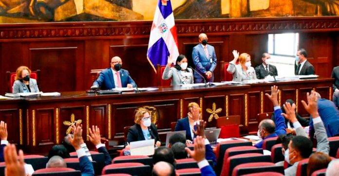 Diputados de FP denuncian que el presidente Abinader está asumiendo funciones del Congreso