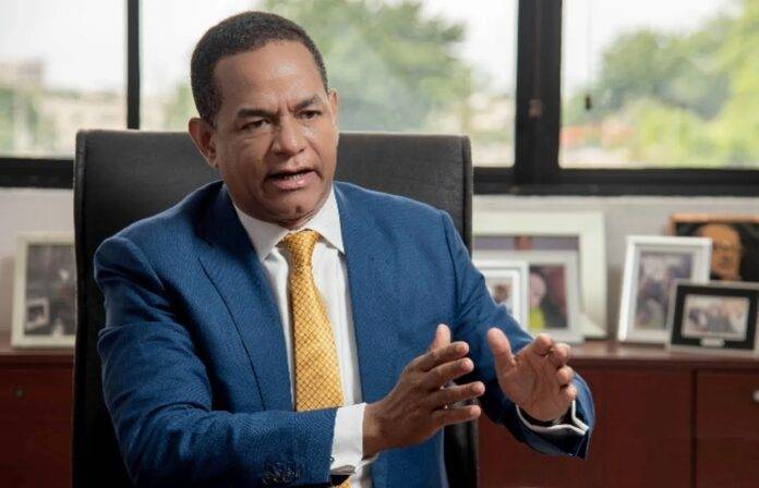 Luis Abinader nombra a Julio César Valentín como nuevo superintendente de Seguros