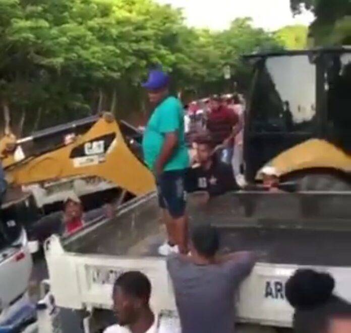 Protestas en Arroyo al Medio paralizan el tránsito en demanda de restablecimiento de la energía eléctrica