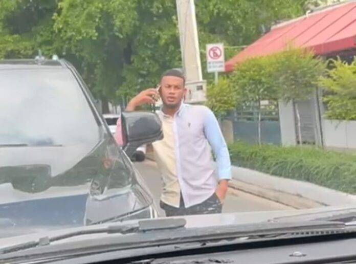 Conflicto Vial en la Churchill: Joven Daña Vehículo