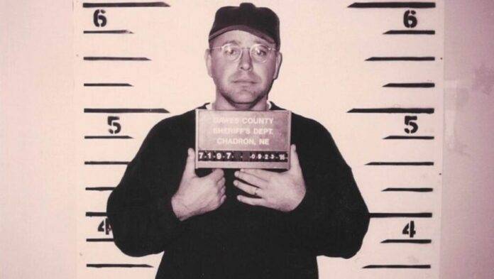 Publican foto de ficha policial del compañero de fórmula de Kamala Harris