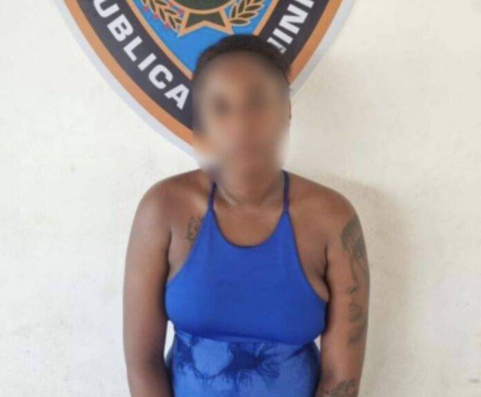 Detenida en Sosúa mujer acusada de arrancar parte del cuero cabelludo a su hija de 9 años