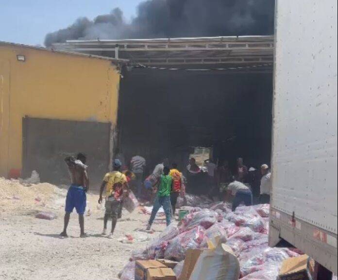 Incendio en almacén del mercado binacional de Jimaní deja daños considerables