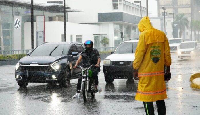 Onda tropical y vaguada traerán aguaceros y tormentas en varias regiones de República Dominicana