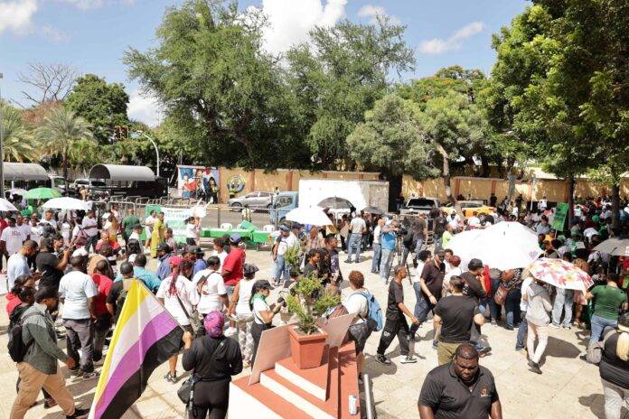 Dominicanos Exigen un Código Penal Más Inclusivo Frente al Palacio Nacional