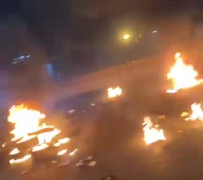 Bloqueo total en la autopista de La Caleta por protesta contra la falta de electricidad