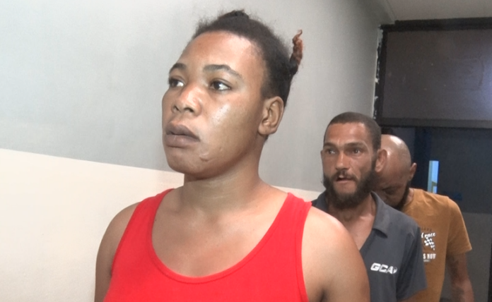 Madre arroja agua caliente a su hija porque tenía un pique