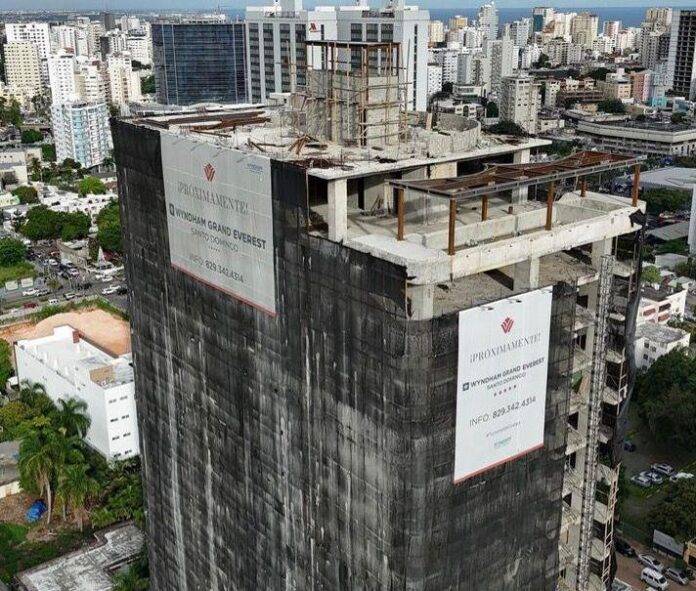 La comunidad de Piantini exigen la paralización inmediata de la Torre Everest por violaciones a normativas vigentes