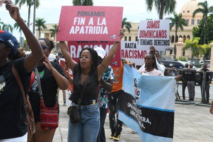 Movimiento Reconocido exige nacionalidad dominicana en protesta frente al Palacio Nacional
