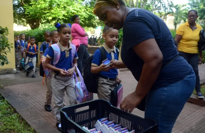 Más de 50 estudiantes afectados por intoxicación tras consumir leche del desayuno escolar en Santiago