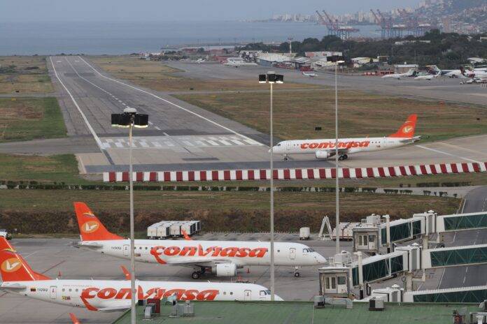 Venezuela extiende un mes la suspensión de vuelos a Panamá, República Dominicana y Perú