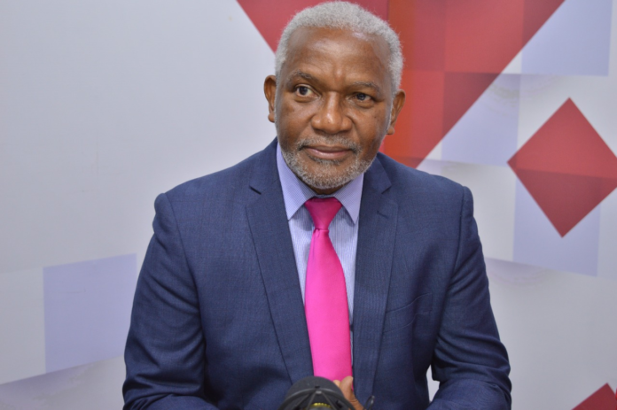 Melanio Paredes critica la improvisación en la fusión del MESCYT y Ministerio de Educación, advirtiendo sobre ineficiencia