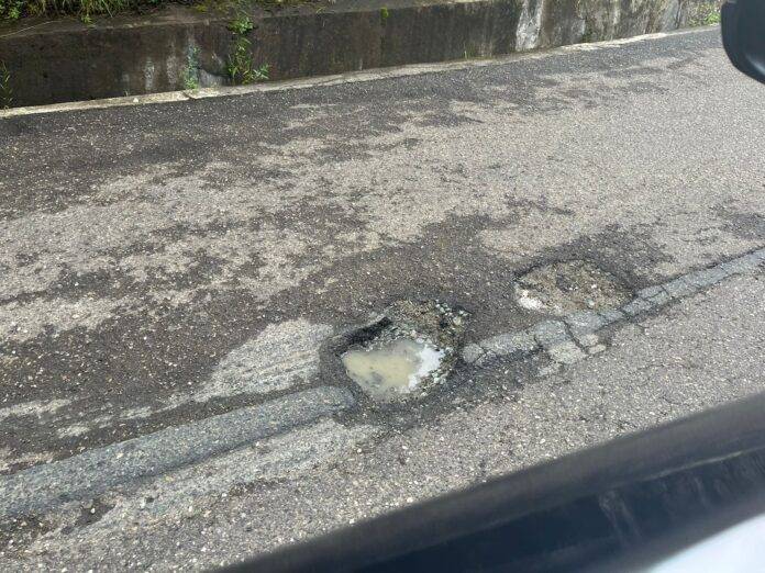 Denuncian peligroso deterioro de la carretera de Constanza: Gomas pinchadas y riesgo de accidentes