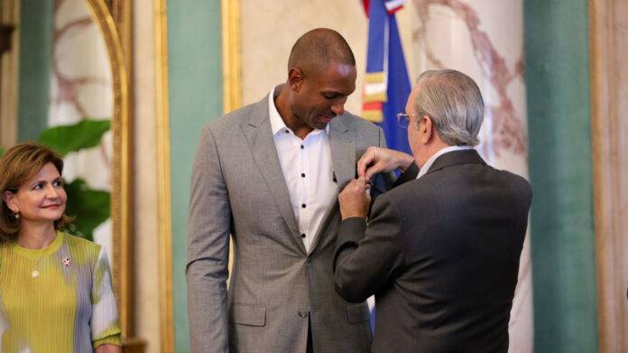 Al Horford recibe condecoración de la Orden del Mérito por su trayectoria en el baloncesto