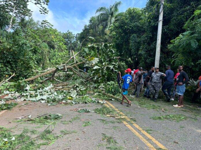 Moradores de La Guazuma protestan por falta de asfaltado en carretera tras tres años de espera