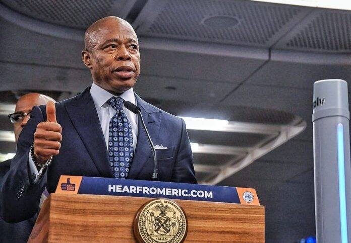 Escándalo en Nueva York: alcalde Eric Adams acusado de corrupción por el gobierno federal