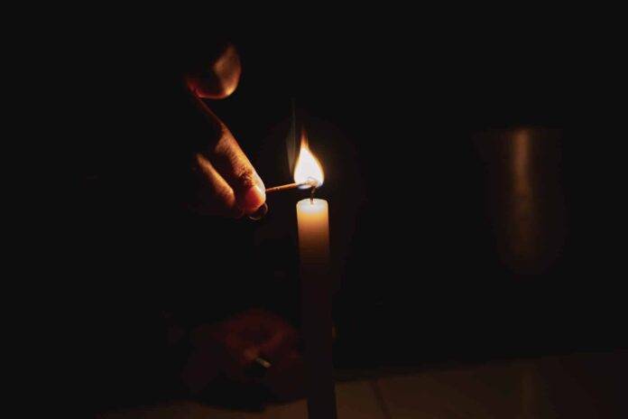 Periodista denuncia que le suspendieron el servicio eléctrico en su hogar tras criticar los apagones