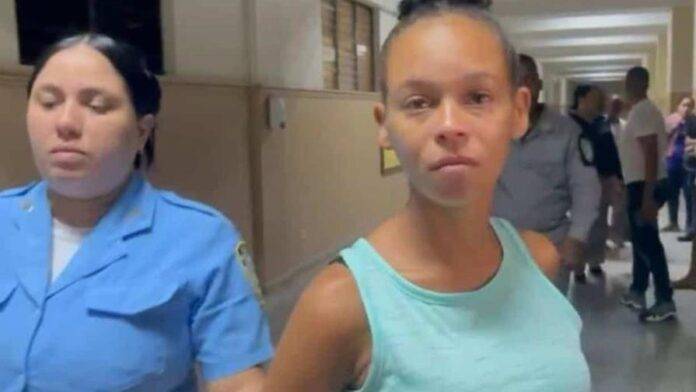 Juez envía a terapia psicológica a madre acusada de maltrato infantil en San Francisco de Macorís