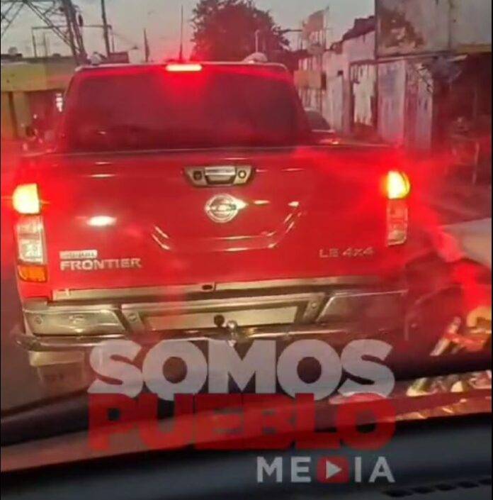 Conductor denuncia agresión y disparos tras ser chocado dos veces por una guagua sin placa en Los Mina