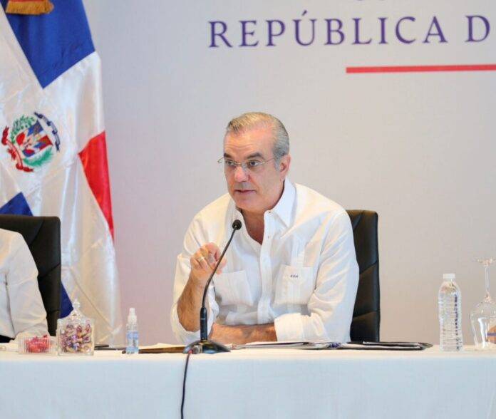 Luis Abinader emite decretos con cambios importantes en el Despacho Presidencial, consulados y Banco de Reservas