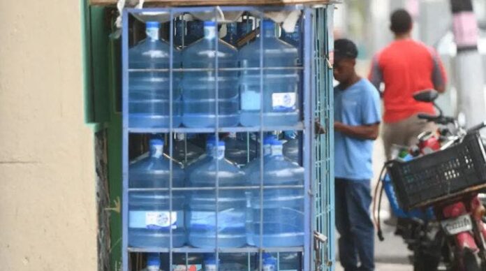 Pro Consumidor concede último plazo de 30 días para retirar botellones de agua expuestos al sol