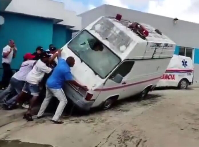Joven fallece en Loma de Cabrera por falta de ambulancias; familiares denuncian negligencia en hospital