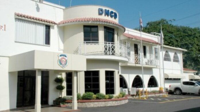 DNCD arresta sin motivo a joven y amenaza a su esposa en plena calle