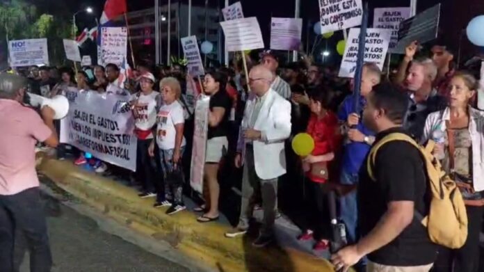 Protestan frente al Congreso Nacional contra la reforma fiscal
