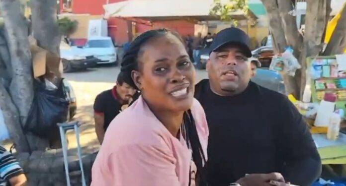 Mujer haitiana se niega a ser deportada en Santiago