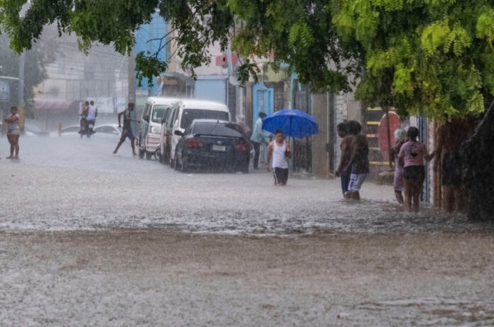 Lluvias continuas por vaguada mantienen 11 provincias en alerta