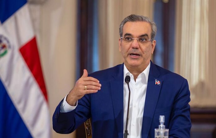 Abinader retira la reforma fiscal ante presión popular: “Un gobierno democrático escucha y rectifica”