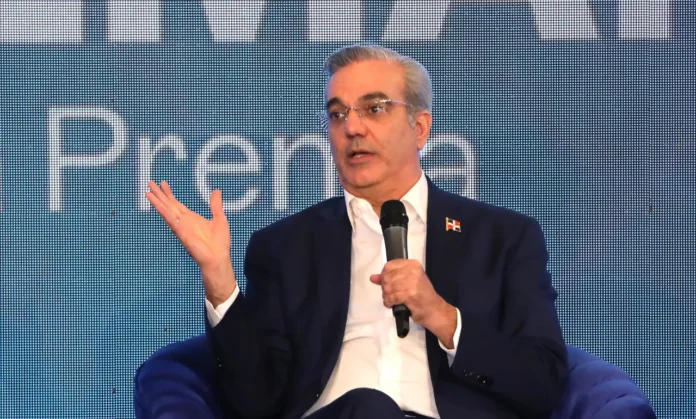 Abinader dice que la doble designación de Carlos Pimentel fue para mejorar la eficiencia