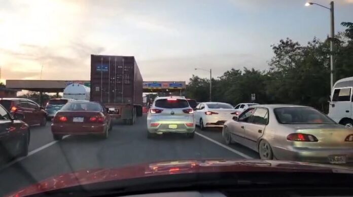 Ciudadano denuncia empeoramiento del tráfico en peaje de La Romana