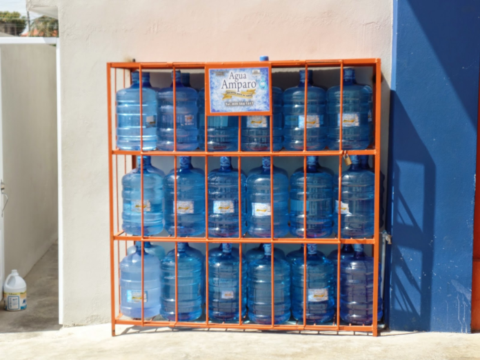 Negocios tienen hasta el 30 de octubre para proteger botellones de agua del sol