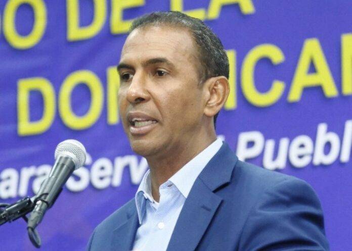 Domingo Contreras renuncia al PLD tras 40 años, criticando falta de liderazgo y de agenda opositora