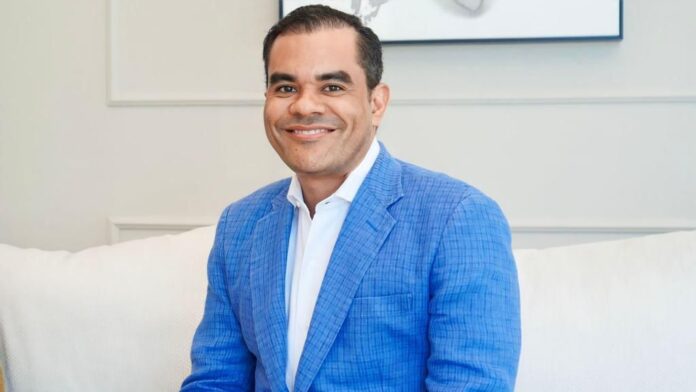 Luis Abinader designa a Elías Báez en la Dirección de Defensa de los Afiliados