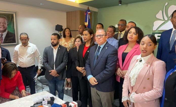 Diputados de la Fuerza del Pueblo piden destitución del equipo económico por reforma fiscal “lesiva”