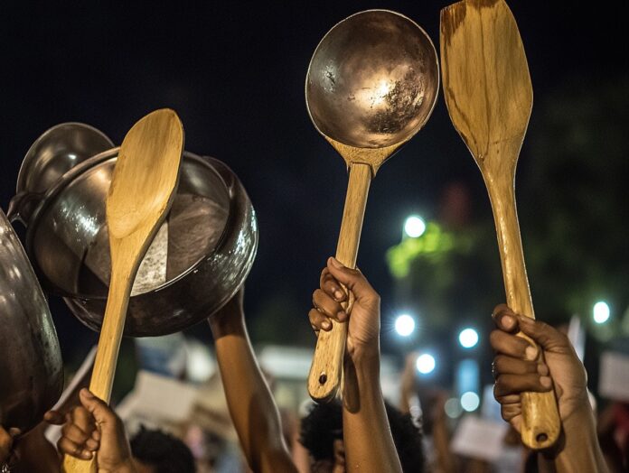 Dominicanos en Nueva York se suman a las protestas contra la reforma fiscal y convocan cacerolazo