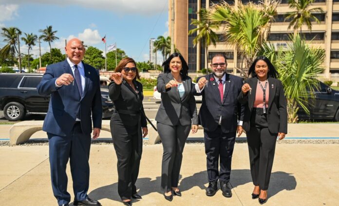 Senadores lanzan llaves al mar en acto simbólico para proteger la Constitución